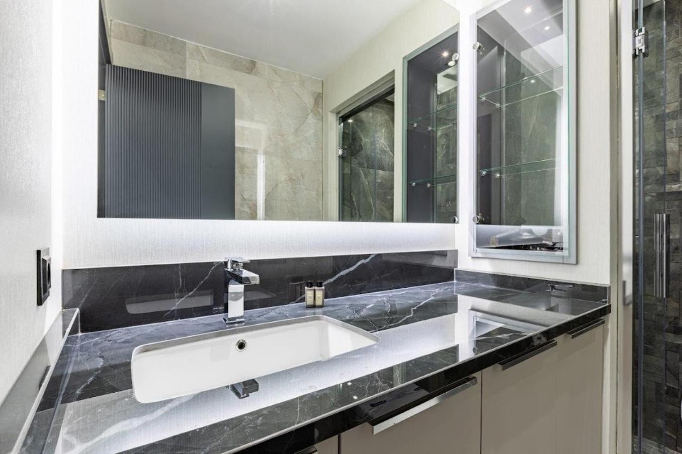 Brand New Duplex Wparking 2bd2bath #336 *
